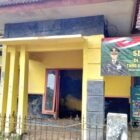Foto: Satgas TMMD ke-129 membangun Negeri Dari Desa, Satgas dan Warga Kompak Plester Dinding Pustu di Desa Panyepen