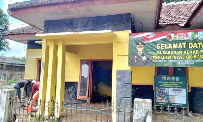 Foto: Satgas TMMD ke-129 membangun Negeri Dari Desa, Satgas dan Warga Kompak Plester Dinding Pustu di Desa Panyepen