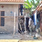 Foto: Senyum Haru Ibu Mahmudah Warnai TMMD ke-129 Sampang, Satgas Lanjutkan Rehab Rutilahu Hingga Tahap Pemasangan Genteng