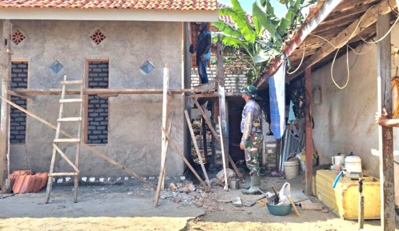 Foto: Senyum Haru Ibu Mahmudah Warnai TMMD ke-129 Sampang, Satgas Lanjutkan Rehab Rutilahu Hingga Tahap Pemasangan Genteng