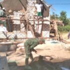 Foto: TMMD ke-129 Sampang Satukan Langkah Membangun Negeri Dari Desa, Satgas Lanjutkan Rehab Rumah Pak Hasan