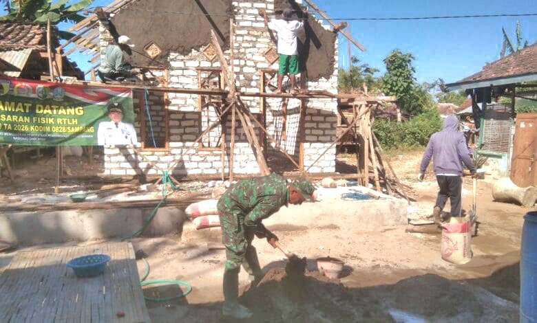 Foto: TMMD ke-129 Sampang Satukan Langkah Membangun Negeri Dari Desa, Satgas Lanjutkan Rehab Rumah Pak Hasan