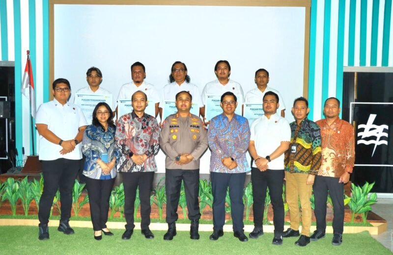 Foto: Polres Gresik Terima Penghargaan Tertinggi dari PLN UID Jawa Timur Usai Ungkap Kasus Pencurian Kabel Listrik