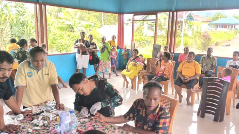 Foto: Satgas Pamtas Kewilayahan RI-PNG Yonif 410/Alg Peduli Kesehatan Dipelosok Timur Indonesia