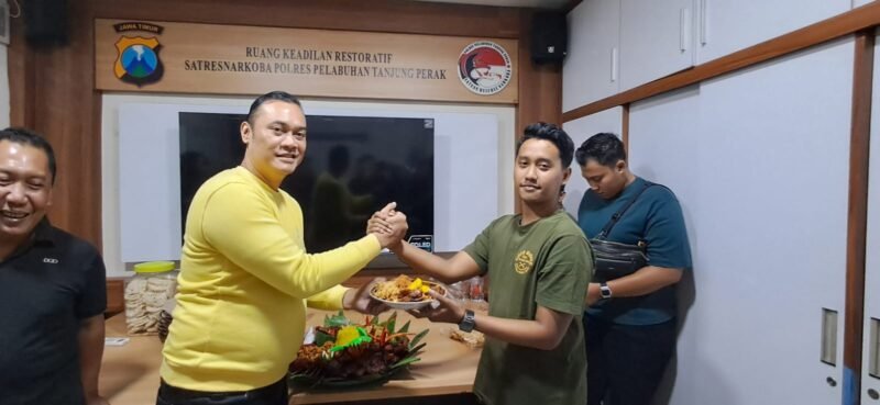 Foto: Kasat Resnarkoba Polres Pelabuhan Tanjung Perak Apresiasi Lima Personel Pengungkap Kasus Narkoba