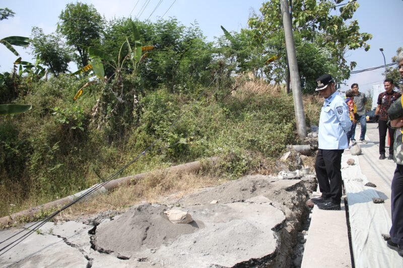 Foto: Bupati Tegal Pastikan Pembangunan Jalan Yamansari–Bojong Berjalan Sesuai Target