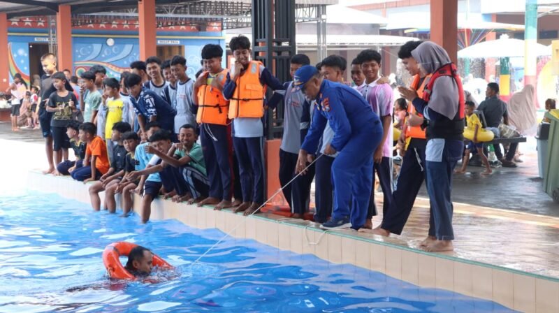 Foto: Satpolairud Polres Lamongan Bekali Santri Keterampilan Berenang, Penyelamatan di Perairan