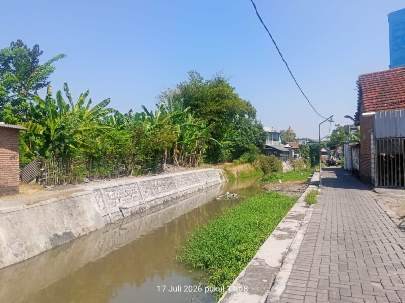 Foto: Plengsengan Pagerwojo Timur Rampung Tanpa Papan Nama, Warga Pertanyakan Kinerja Kabid Drainase Konsultan Pengawas