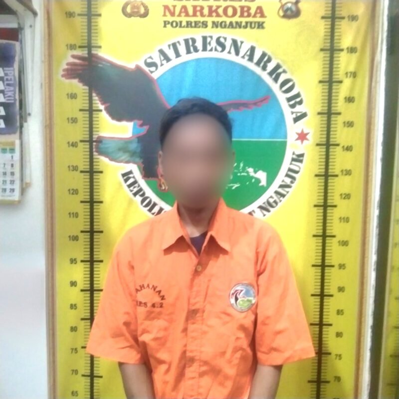 jenis pil LL. Dalam pengembangan penyidikan, polisi mengamankan seorang pria berinisial MN (27), warga Kecamatan Baron, Kabupaten Nganjuk, beserta barang bukti sebanyak 7.000 butir pil LL.