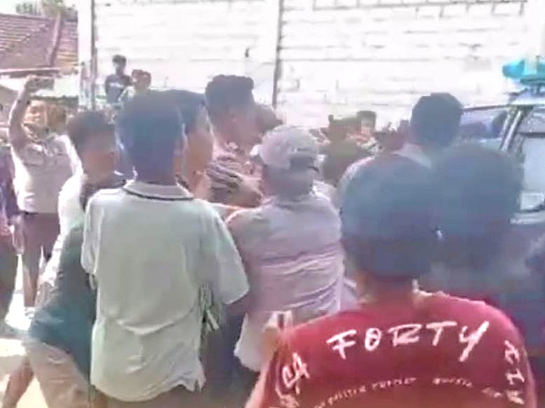 Empat pria asal Kabupaten Bangkalan, Madura, diamankan aparat kepolisian setelah diduga terlibat dalam penggelapan sepeda motor milik warga Desa Kramat Mengare, Kecamatan Bungah, Kabupaten Gresik. Sebelum polisi tiba di lokasi, para terduga pelaku sempat nyaris menjadi sasaran amukan massa.