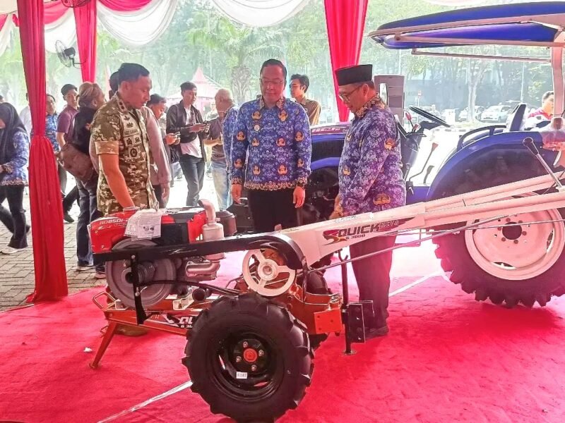 Foto: Komandan Kodim Dandim 0817/Gresik, Letkol Inf Fadly Subur Karamaha, S.Sos., menghadiri kegiatan penyerahan simbolis Alat dan Mesin Pertanian (Alsintan), irigasi perpompaan, dan irigasi perpipaan yang diserahkan langsung oleh Bupati Gresik, H. Fandi Akhmad Yani, di halaman Kantor Bupati Gresik.