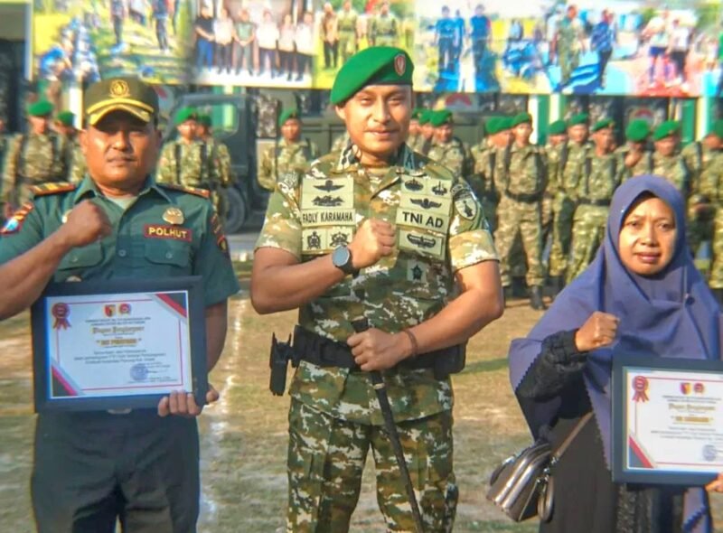 Komandan Kodim (Dandim) 0817/Gresik, Letkol Inf Fadly Subur Karamaha, S.Sos., memimpin Upacara Bendera yang digelar di Makodim 0817/Gresik, Jumat (17/7/2026).