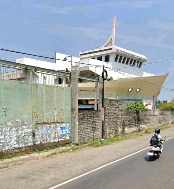 Foto: Bangunan hotel berbentuk kapal pesiar yang berdiri di Desa Ambat, Kecamatan Tlanakan, Kabupaten Pamekasan, Madura, kembali menjadi sorotan publik. Hotel