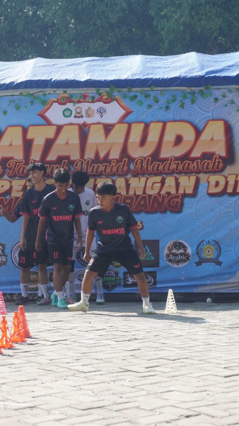 Foto: Dunia pendidikan tidak hanya berfokus pada pencapaian akademik, tetapi juga menjadi ruang bagi peserta didik untuk mengembangkan potensi di bidang olahraga. Hal tersebut tampak dalam kegiatan Demo Expo Pengembangan Diri dan Ekstrakurikuler MAN 6 Jombang, di mana berbagai kegiatan ekstrakurikuler diperkenalkan kepada para siswa.