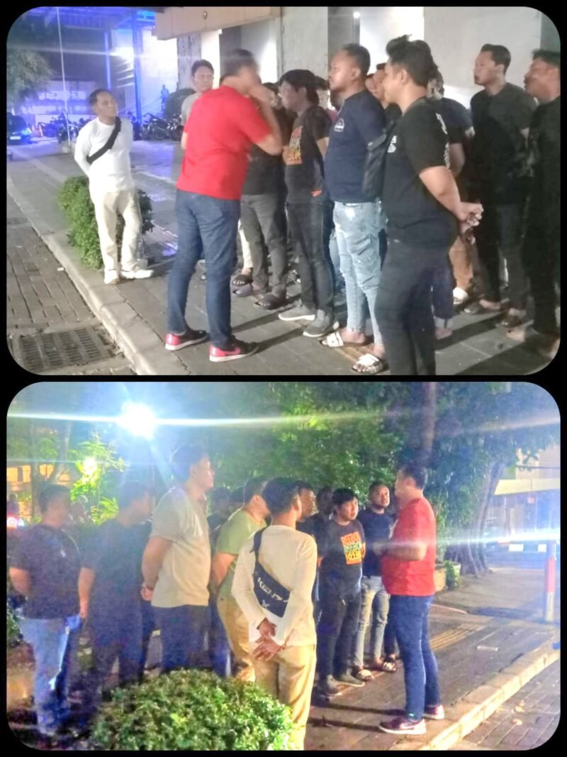 Foto: Dalam arahannya, AKP Adik Agus Putrawan menegaskan bahwa evaluasi rutin pada malam hari merupakan langkah penting untuk memastikan setiap anggota tetap siap menghadapi dinamika pemberantasan narkoba di wilayah hukum Polres Pelabuhan Tanjung Perak
