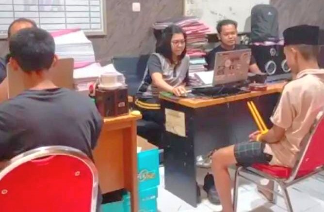 Foto: Satreskrim Polres Bangkalan, Jawa Timur, mengamankan tiga pemuda yang diduga terlibat dalam kasus kekerasan seksual terhadap seorang anak di bawah umur. Salah satu tersangka diketahui merupakan mantan pacar korban.