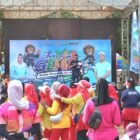Foto: Ribuan warga memadati kawasan Car Free Day (CFD) Alun-Alun Brebes, Minggu (19/7/2026), untuk mengikuti peluncuran Gerakan Masyarakat Aktif dan Bugar (GEMAR). Program nasional