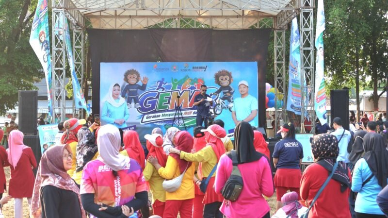 Foto: Ribuan warga memadati kawasan Car Free Day (CFD) Alun-Alun Brebes, Minggu (19/7/2026), untuk mengikuti peluncuran Gerakan Masyarakat Aktif dan Bugar (GEMAR). Program nasional