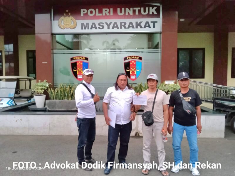 Foto: Seorang petani asal Kabupaten Pasuruan, As'ad (53), melaporkan dugaan penganiayaan dan pelanggaran etik yang diduga dilakukan sejumlah oknum anggota Unit 1 Satres Narkoba Polres Pasuruan ke Polda Jawa Timur, Minggu (19/7/2026).