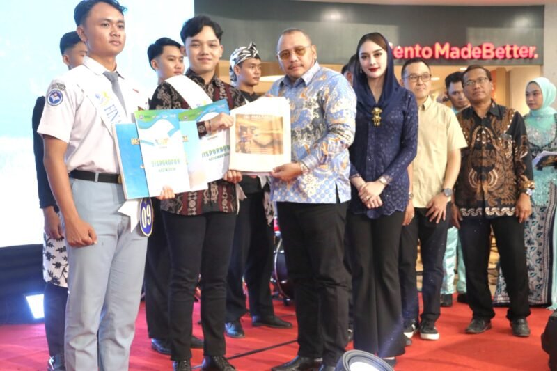 Foto: Menjelang Grand Final Pemilihan Sinok Sitong Kota Tegal Tahun 2026, para finalis mengikuti uji kemampuan public speaking dan talent performance dalam Parade Pesona Budaya yang digelar di Pacific Mall Tegal, Minggu (19/07/2026) malam
