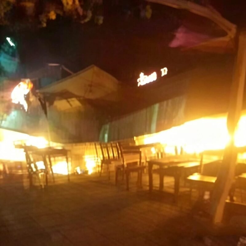 FOTO: Kebakaran hebat melanda kawasan padat penduduk di Dukuh Kupang Gang 25, Surabaya, pada Minggu (19/7/2026) malam kemaren