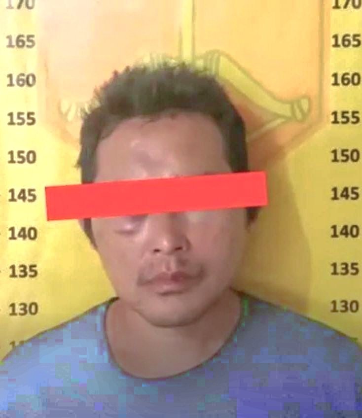 FOTO: Seorang pria berinisial Faisol Fityan Fanani (42), warga Kecamatan Rambipuji, Kabupaten Jember, ditangkap setelah diduga mencuri puluh potongan besi bekas di Pabrik New Era PT Multi Inti Rubberindo, Desa Kedanyang, Kecamatan Kebomas, Kabupaten Gresik, Minggu (19/7/2026).