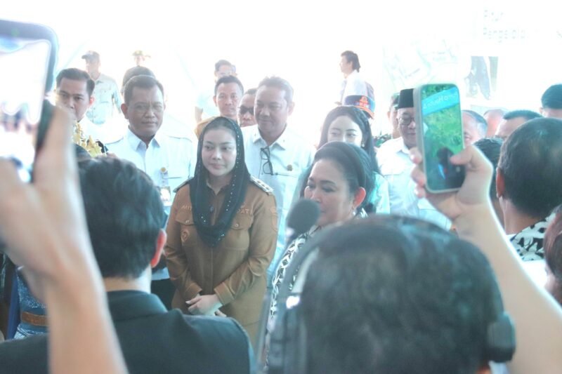 Foto: Harapan baru bagi ribuan petani dan peternak di Kabupaten Brebes mulai dibangun. Peletakan batu pertama (groundbreaking) Peternakan Sapi Perah Terpadu PT Global Dairi Bersama di Desa Karangbale, Kecamatan Larangan, Senin (20/07/2026),