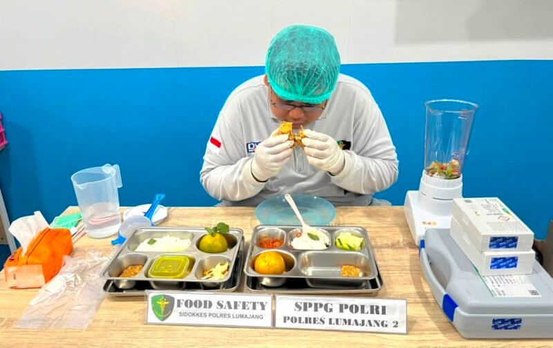FOTO: Polres Lumajang melalui Seksi Dokkes (Sidokkes) memperketat pengawasan kualitas dan keamanan pangan melalui uji kelaikan (food safety) secara menyeluruh pada menu makanan program Makan Bergizi (MBG) di dua titik Satuan Pelayanan Pemenuhan Gizi (SPPG) wilayah hukum Polres Lumajang, Senin (20/7/2026).