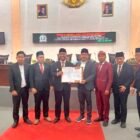Foto: Dewan Perwakilan Rakyat Daerah (DPRD) Kabupaten Sampang resmi menyetujui Rancangan Peraturan Daerah (Raperda) tentang Pertanggungjawaban Pelaksanaan APBD Tahun Anggaran 2025 dalam Rapat Paripurna Masa Sidang III Tahun 2026 yang digelar, Senin (20/7/2026).