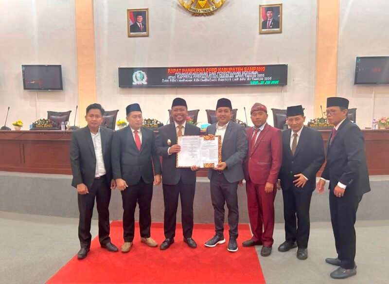 Foto: Dewan Perwakilan Rakyat Daerah (DPRD) Kabupaten Sampang resmi menyetujui Rancangan Peraturan Daerah (Raperda) tentang Pertanggungjawaban Pelaksanaan APBD Tahun Anggaran 2025 dalam Rapat Paripurna Masa Sidang III Tahun 2026 yang digelar, Senin (20/7/2026).