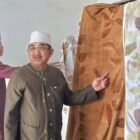Foto: Bupati Tanjung Jabung Barat, Drs. H. Anwar Sadat, M.Ag., bersama Wakil Bupati Dr. H. Katamso SA, S.E., M.E., menunjukkan dukungan nyata terhadap pengembangan usaha mikro dengan mengunjungi sentra UMKM Ecoprint di Desa Kuala Dasal, Kecamatan Tungkal Ulu, Jumat (17/7/2026). Kunjungan tersebut menjadi bagian dari rangkaian agenda kerja
