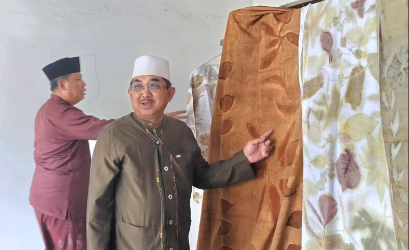 Foto: Bupati Tanjung Jabung Barat, Drs. H. Anwar Sadat, M.Ag., bersama Wakil Bupati Dr. H. Katamso SA, S.E., M.E., menunjukkan dukungan nyata terhadap pengembangan usaha mikro dengan mengunjungi sentra UMKM Ecoprint di Desa Kuala Dasal, Kecamatan Tungkal Ulu, Jumat (17/7/2026). Kunjungan tersebut menjadi bagian dari rangkaian agenda kerja