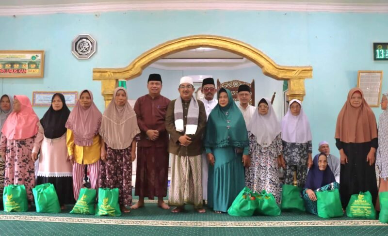 Foto: Rangkaian kunjungan kerja Bupati Tanjung Jabung Barat, Drs. H. Anwar Sadat, M.Ag., di Kecamatan Tungkal Ulu berlanjut dengan pelaksanaan Safari Jum'at di Masjid Al Muhajirin, Desa Kuala Dasal, Jumat (17/7/2026). Kegiatan tersebut digelar usai Bupati bersama Wakil Bupati Dr. H. Katamso SA, S.E., M.E., menghadiri Panen Raya Melon di desa setempat.