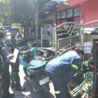 Foto: Perumda Air Minum (PAM) Surya Sembada Kota Surabaya menindak tegas dugaan praktik penyambungan air ilegal di sebuah persil di kawasan Perak Barat, Surabaya Utara
