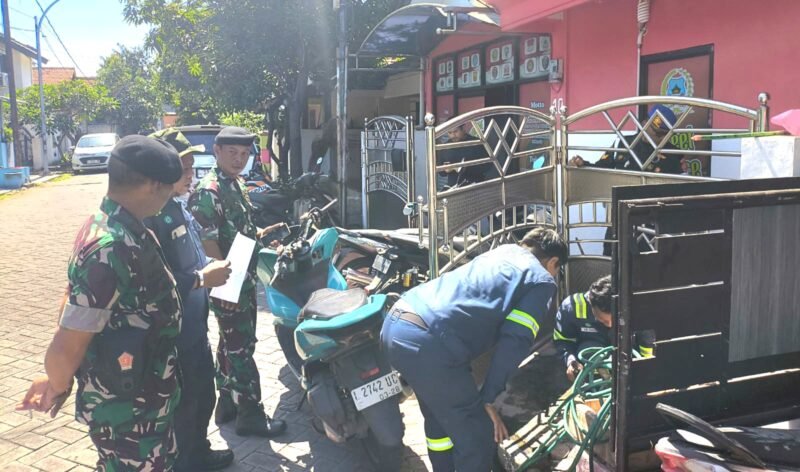 Foto: Perumda Air Minum (PAM) Surya Sembada Kota Surabaya menindak tegas dugaan praktik penyambungan air ilegal di sebuah persil di kawasan Perak Barat, Surabaya Utara