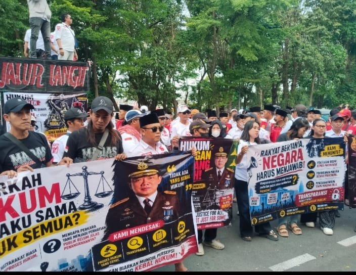 Foto: Ratusan massa yang tergabung dalam organisasi masyarakat Madura Anak Daerah Anak Madura (MADAS) bersama BEM Nusantara menggelar aksi unjuk rasa di depan Kantor Kejaksaan Tinggi (Kejati) Jawa Timur, Selasa (21/7/2026) siang.