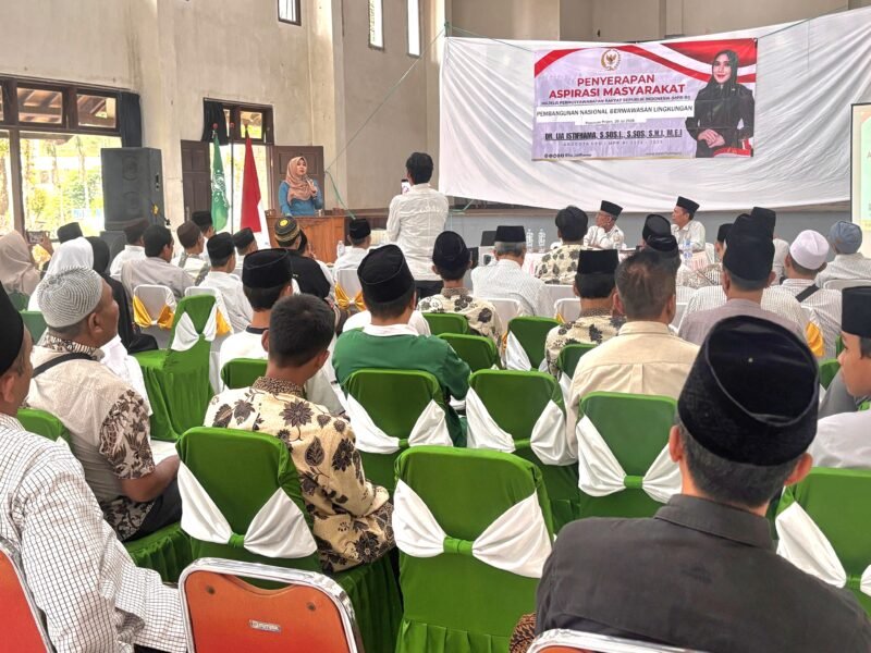 Foto: Anggota MPR RI periode 2024–2029, Dr. Hj. Lia Istifhama, M.E.I., di Prigen, Kabupaten Pasuruan,