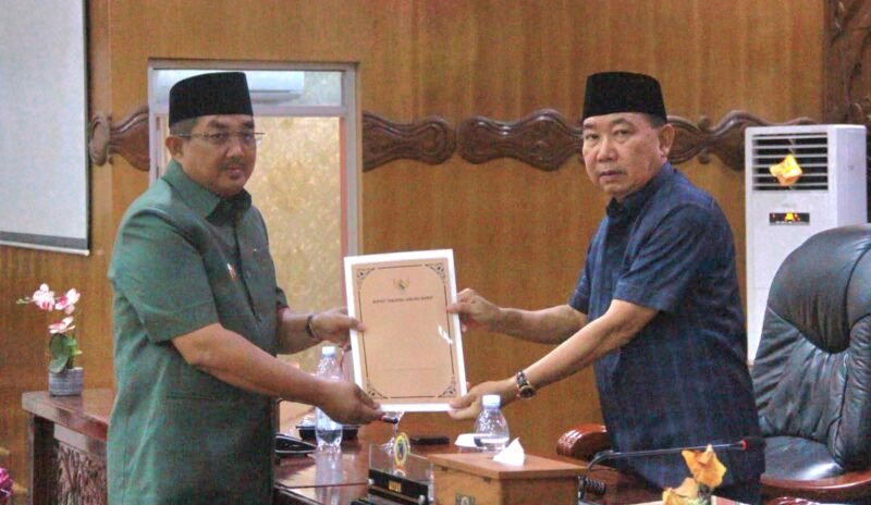 Foto: Bupati Tanjung Jabung Barat, Drs. H. Anwar Sadat, M.Ag., menghadiri Rapat Paripurna Dewan Perwakilan Rakyat Daerah (DPRD) Kabupaten Tanjung Jabung Barat