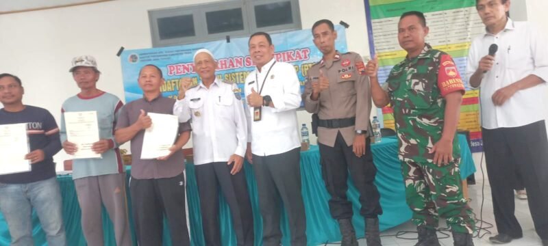 Polri Kawal Penyerahan Sertifikat PTSL kepada Warga Desa Jatiwangi Berjalan Aman dan Lancar