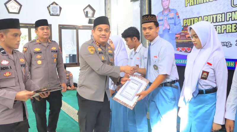 Foto: Serahkan Beasiswa kepada Putra-Putri Pegawai Negeri, Pada Polri Berprestasi