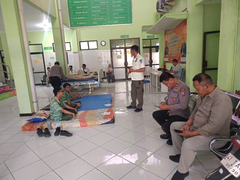Foto: 9 Siswa SMAN 1 Pandaan , Keracunan Makan Bergizi Gratis , 9 Siswa , Dirawat IGD Puskesmas Pandaan