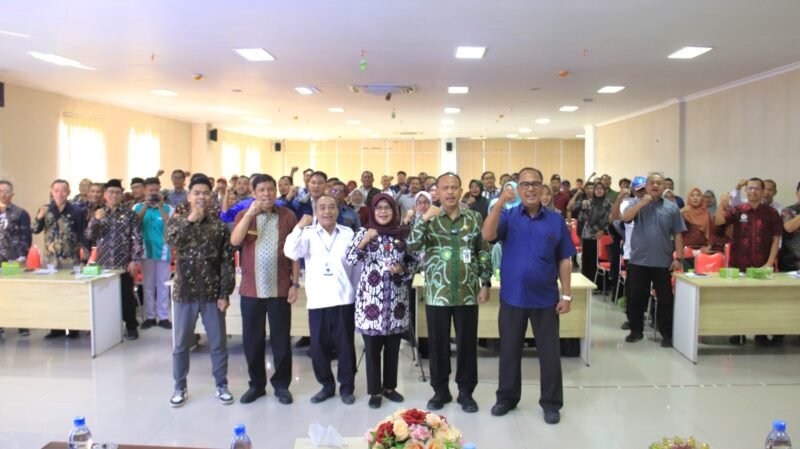 Foto: Seminar dibuka Asisten II Sekda Brebes, Ineke Tri Sulistyowaty, menjadi wadah bagi pengurus dan pelaku koperasi untuk memperkuat kapasitas