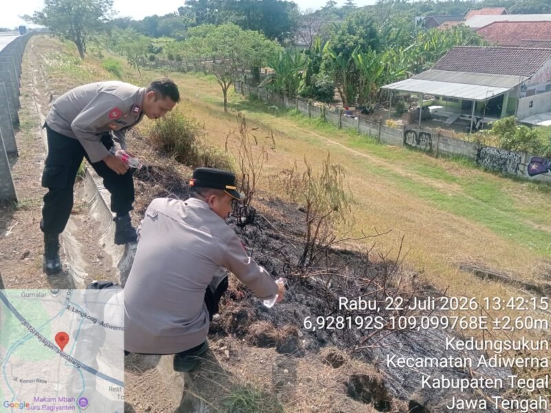 Foto: Polri respons cepat kebakaran rumput di area Tol Trans Jawa, api berhasil dipadamkan tanpa korban