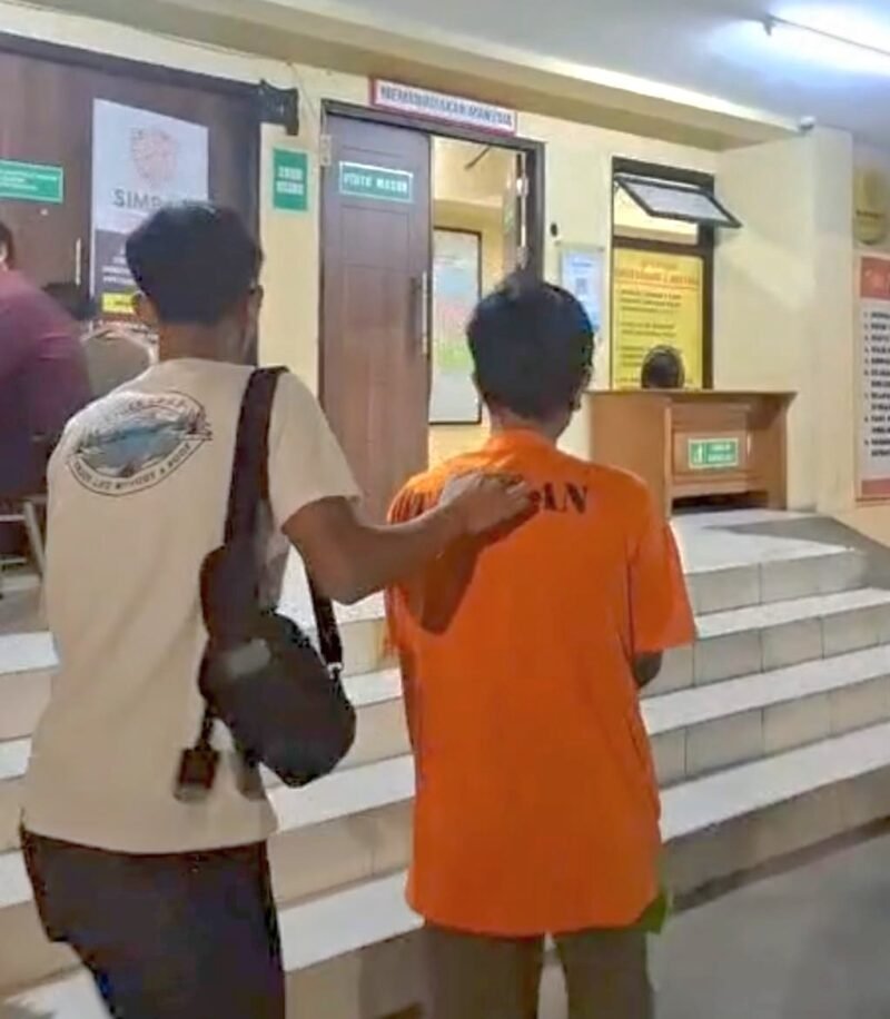 Foto: Warga Surabaya diringkus polisi usai nekat melakukan aksi pelecehan terhadap seorang remaja berusia 17 tahun, sebut saja Melati, di kawasan Jalan Bulak Banteng Lor, Surabaya. 21/7/2026