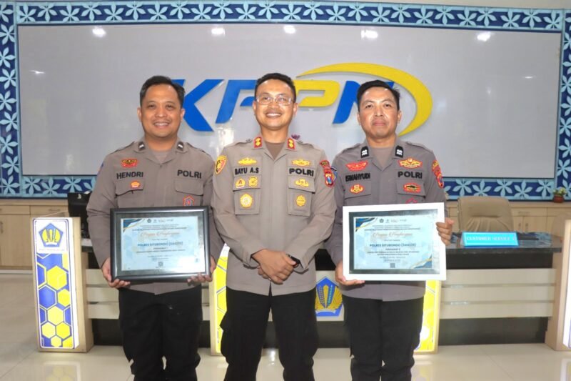 Foto: Polres Situbondo Polda Jatim meraih dua penghargaan dari Kantor Pelayanan Perbendaharaan Negara (KPPN) Bondowoso dalam kegiatan Focus Group Discussion (FGD) Evaluasi Pelaksanaan Anggaran Semester I Tahun Anggaran 2026 dan Stakeholder Day 2026 yang berlangsung di Aula KPPN Bondowoso, Rabu (22/7/2026).
