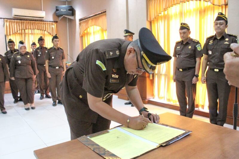 Foto: Peringati HBA ke-66, Kejari Sampang Lantik Sertijab Kasi PB3R