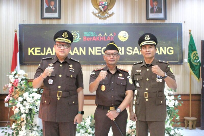 Foto: Dipimpin Kajari Sampang, Prosesi Upacara Sertijab Kasi PB3R dari Pejabat Lama Kepada Pejabat Baru