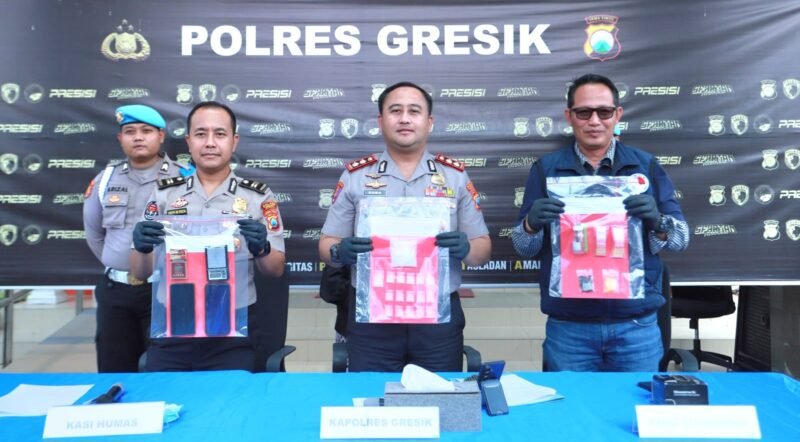 Foto: Satresnarkoba Polres Gresik kembali menunjukkan komitmennya dalam memberantas peredaran narkotika. Kali ini, dua pria berinisial DE alias Bedun (32) dan MWF (30) berhasil ditangkap bersama barang bukti sabu seberat total 38,066 gram yang diduga siap diedarkan di wilayah Gresik selatan