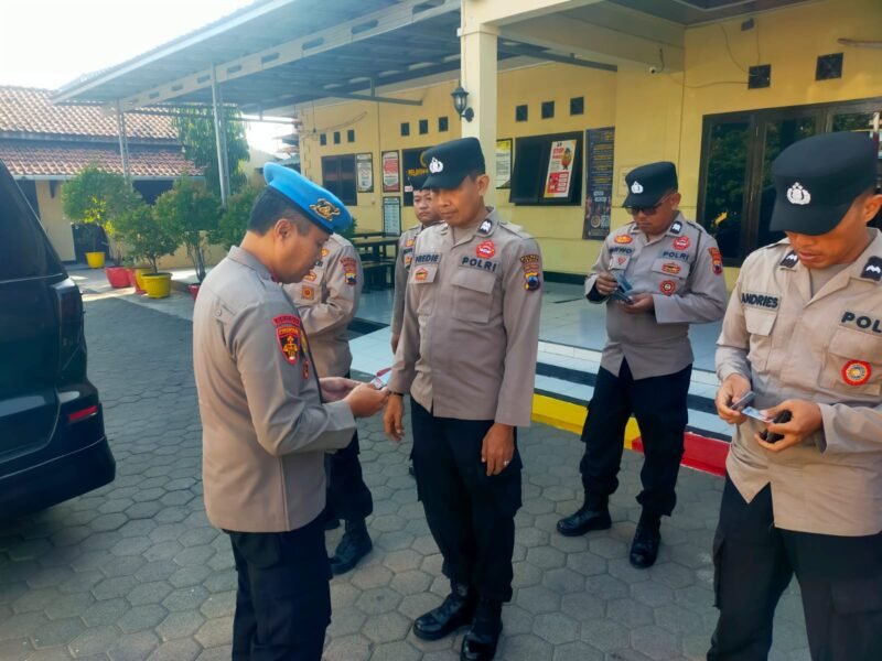 Polsek Dukuhturi melaksanakan kegiatan Operasi Penegakan Ketertiban dan Disiplin (Gaktibplin) yang dipimpin oleh Kasipropam Polres Tegal IPDA M. Ervin Rochman, SH., M.H. di halaman Mapolsek Dukuhturi, Kabupaten Tegal, Jumat (24/07/2026).