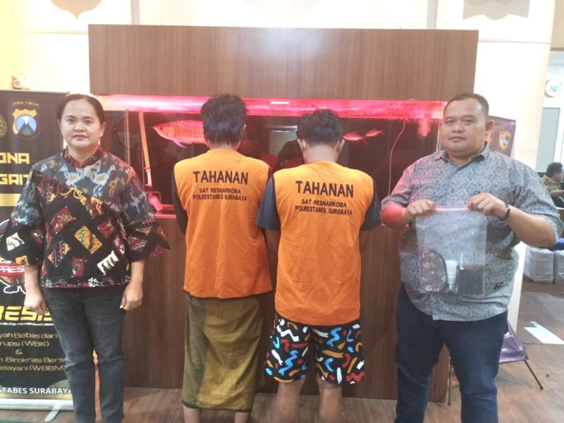 Foto: dua pengedar Narkotika jenis sabu yang diamankan Satresnarkoba Polrestabes Surabaya ini. Barang serbuk putih tersebut dimasukkan dalam Bohlam lampu. 23/7/2026 TARGETNEWS.ID